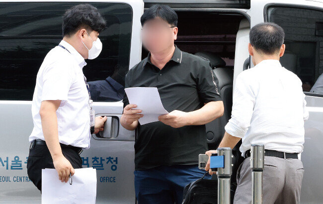 8월 31일 서울 서초구 서울중앙지법에서 열린 영장실질심사에 전직 BNK경남은행(경남은행) 부장과 ‘1000억 원대 횡령’을 공모한 혐의를 받는 증권사 직원 황모 씨가 출석하고 있다. 뉴스1