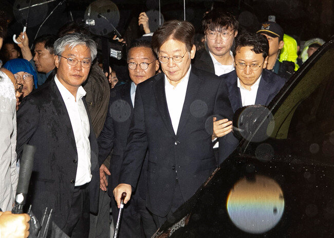 이재명 더불어민주당 대표가 자신에 대한 구속영장이 법원에서 기각된 직후인 27일 오전 3시 50분 경기 의왕시 서울구치소를 나서고 있다. [뉴스1]