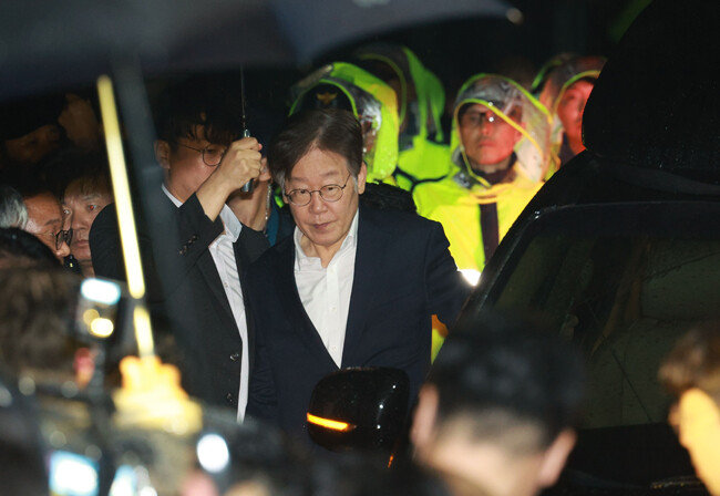 이재명 더불어민주당 대표가 9월 27일 새벽 구속영장이 기각된 후 경기도 의왕시 서울구치소를 나서고 있다. [사진공동취재단]