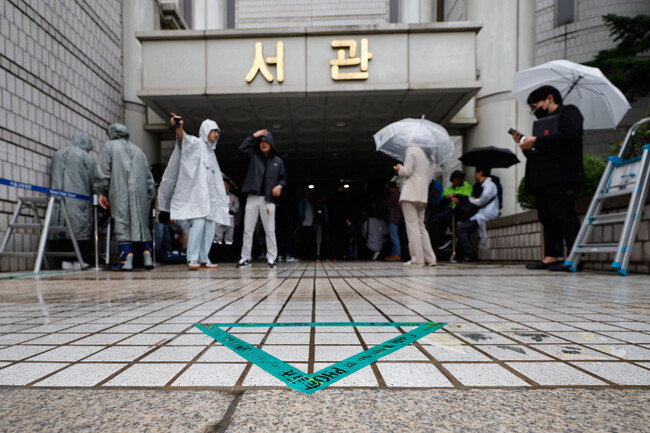 이재명 더불어민주당 대표의 영장실질심사를 앞둔 9월 26일 서울 서초구 서울중앙지방법원에 마련된 포토라인에 취재진이 대기하고 있다. [뉴스1]