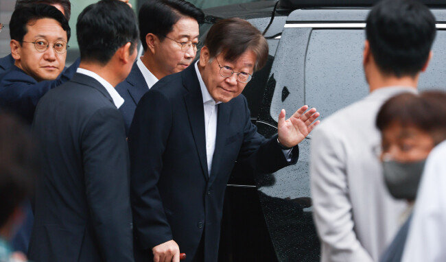 이재명 민주당 대표가 9월 26일 오전 서울중앙지방법원에서 열리는 구속 전 피의자 심문(영장실질심사)에 출석하기 위해 서울 중랑구 녹색병원을 나서고 있다. [뉴스1]
