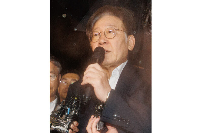 9월 27일 백현동 개발 특혜 및 쌍방울 대북송금 의혹과 관련한 구속 전 피의자 심문(영장실질심사)에서 검찰의 구속영장 청구가 기각된 이재명 더불어민주당 대표가 이날 새벽 경기 의왕시 서울구치소를 나서며 발언하고 있다. [동아DB]
