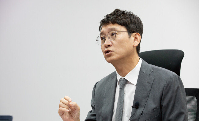 김웅 국민의힘 의원이 기자의 질문에 답하고 있다. [지호영 기자]