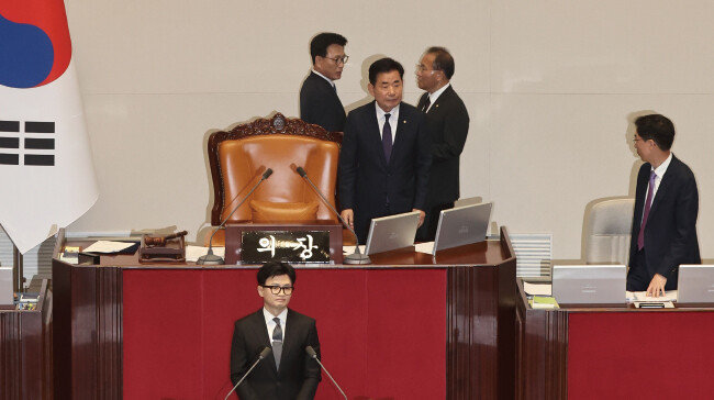 9월 21일 서울 여의도 국회에서 열린 제410회 국회(정기회) 제8차 본회의에서 이재명 더불어민주당 대표 체포동의안 요청 이유를 설명하던 한동훈 법무부 장관(앞)이 민주당 의원들의 항의로 잠시 발언을 멈춘 모습. [양회성 동아일보 기자]