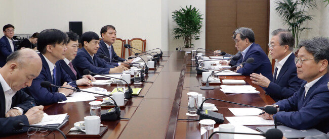 2019년 9월 30일 문재인 당시 대통령이 청와대에서 조국 법무부 장관(왼쪽)으로부터 업무보고를 받고 있다. 이날 업무보고 자리엔 김오수 법무부 차관과 이성윤 검찰국장, 황희석 검찰개혁추진단장(조 장관 오른쪽부터)이 배석했다. [청와대]