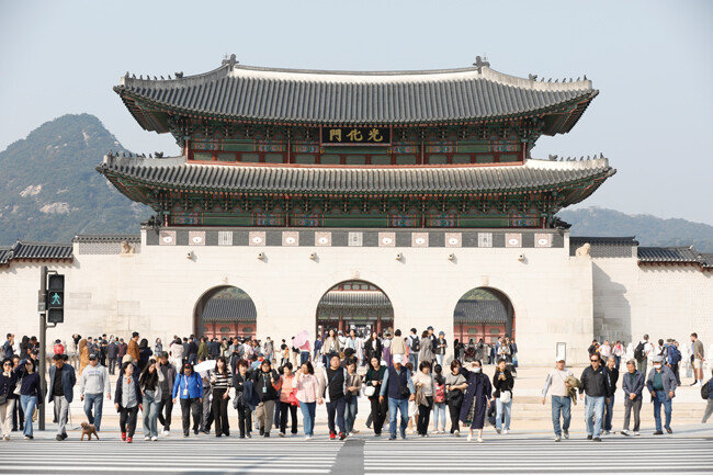 광화문 월대 앞의 많은 관광객
