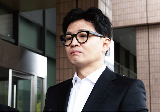 한동훈 법무부 장관이 9월 27일 경기 과천시 정부과천종합청사 내 법무부로 출근하며 기자들의 질문에 답하고 있다. [최혁중 동아일보 기자]