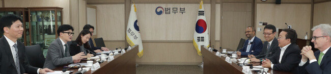 한동훈 법무부 장관이 5월 26일 경기 과천시 법무부 청사에서 차히야 엘벡도르지 국제 사형제 반대위원회 위원과 대화를 나누고 있다. [법무부]