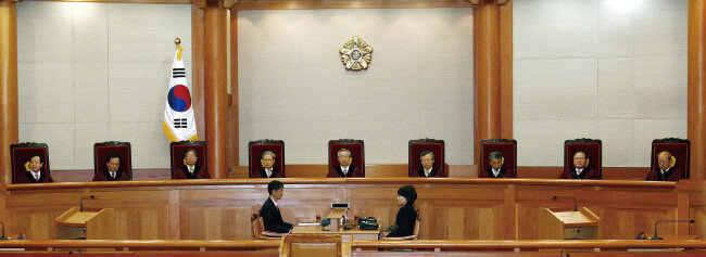 2010년 2월 25일 이강국 헌법재판소장(왼쪽에서 다섯 번째)과 재판관들이 서울 종로구 헌법재판소 대심판정에서 사형제 위헌법률심판 제청 사건 선고를 앞두고 판사석에 앉아 있다. 왼쪽부터 목영준·민형기·김희옥·이공현·이강국·조대현·김종대·이동흡·송두환 재판관. [동아DB]