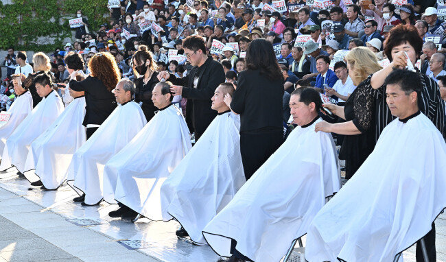 더불어민주당 전라북도 국회의원 7명(김윤덕·김성주·신영대·김수흥·윤준병·이원택·안호영)과 관계자 등이 9월 7일 국회 계단 앞에서 열린 ‘새만금 예산 삭감 규탄 대회’에서 삭발식을 하고 있다. [동아DB]