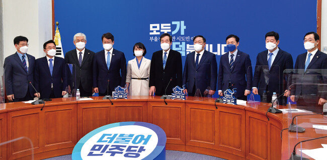 이낙연 당시 더불어민주당 대표(왼쪽에서 여섯 번째)와 부산·울산·경남 지역 의원들이 2021년 2월 26일 국회 본회의에서 가덕도신공항 특별법이 통과된 직후 당대표 회의실에서 기자회견을 한 뒤 기념 촬영을 하고 있다. [동아DB]