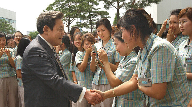 2005년 경북 구미시 휴대전화 공장 방문. [동아DB]