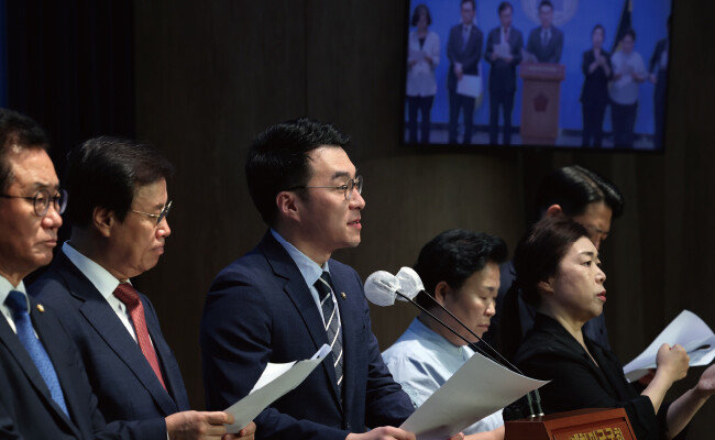 더불어민주당·무소속 교육위원회 의원들이 9월 15일 서울 여의도 국회 소통관에서 ‘교권 보호 4법’ 교육위원회 의결 관련 기자회견을 하고 있다. [뉴스1]