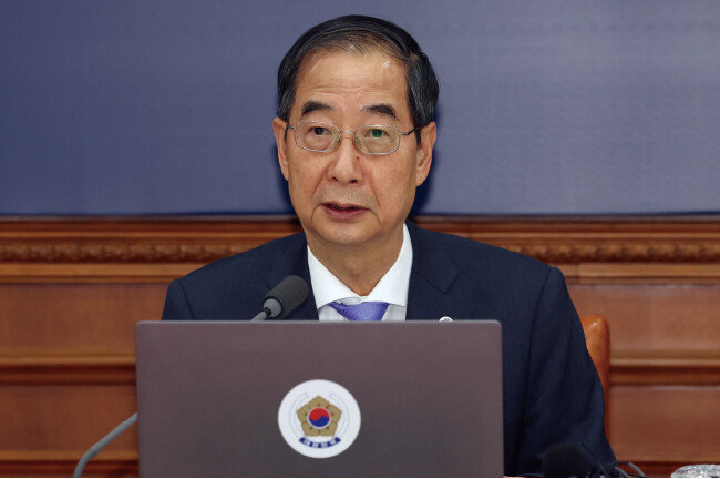 10월 4일 서울 종로구 정부서울청사에서 열린 국무회의에서 한덕수 국무총리가 발언하고 있다. 이날 한 총리는 “여론 왜곡 조작 방지 대책을 마련하기 위한 범부처 TF를 구성하라”고 지시했다. [뉴스1]