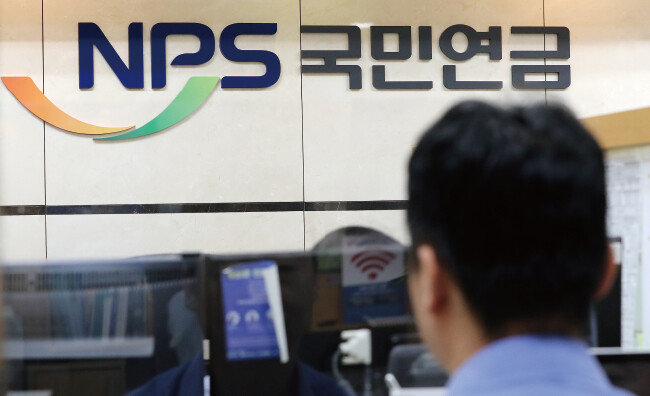 9월 4일 서울 서대문구 국민연금공단 충정로 사옥 종합상담실에서 한 시민이 상담을 받고 있다. 국민연금에 따르면 5월 말 기준 가입자는 2225만4964명으로 1년간 7만3000명이 줄어들었다. [뉴스1]