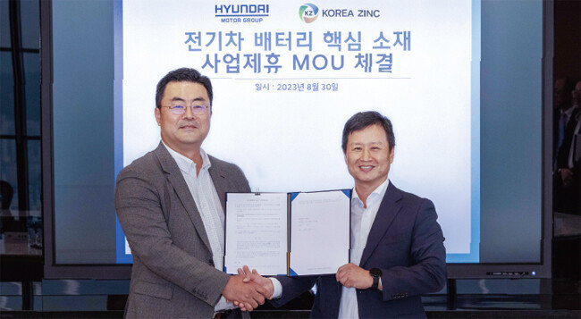 8월 30일 서울 강남구 파르나스타워에서 김흥수 현대차그룹 GSO(Global Strategy Office) 담당 부사장(왼쪽)과 박기덕 고려아연 사장이 전기차 배터리 핵심 소재 사업제휴 업무협약(MOU)을 체결한 뒤 기념 촬영을 하고 있다. [뉴스1]