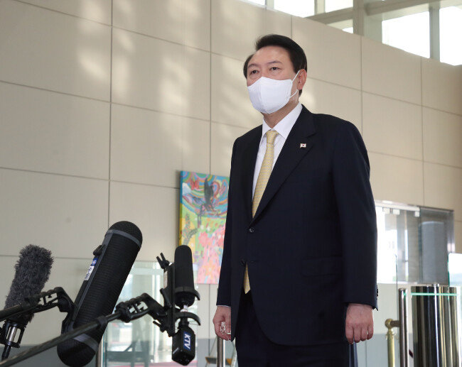 윤석열 대통령 취임 이후 새로운 소통 방식으로 선보인 도어스테핑이 지난해 11월 중단 이후 현재까지 재개되지 않고 있다. [동아DB]