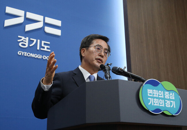 김동연 경기지사가 11월 6일 경기 수원시 영통구 경기도청 브리핑룸에서 열린 ‘2024년도 본예산 관련 기자회견’에서 김포시의 서울 편입 관련 질문에 답하고 있다. [뉴스1]
