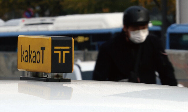 11월 1일 윤석열 대통령은 비상경제민생회의에서 “카카오 택시의 횡포는 매우 부도덕하다”고 지적했다. 사진은 2일 서울 중구 서울역 택시 승강장에 정차한 카카오 택시. [뉴스1]