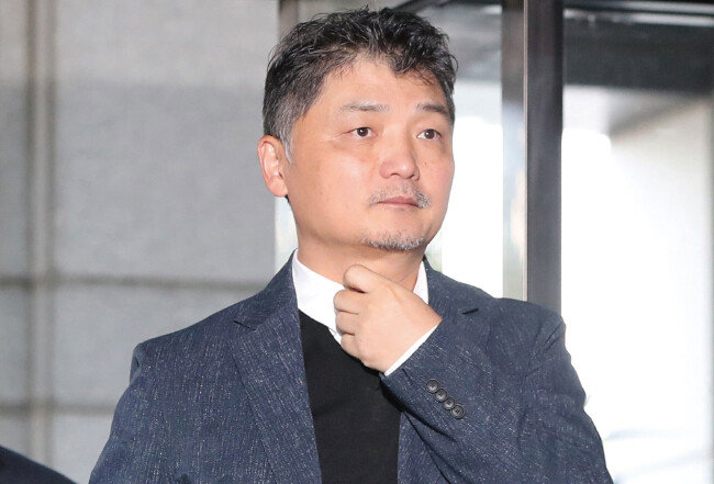 10월 23일 김범수 카카오 미래이니셔티브센터장이 SM엔터테인먼트 주가 시세조종 의혹 관련 조사를 받기 위해 서울 여의도 금융감독원으로 출석하고 있다. [뉴스1]