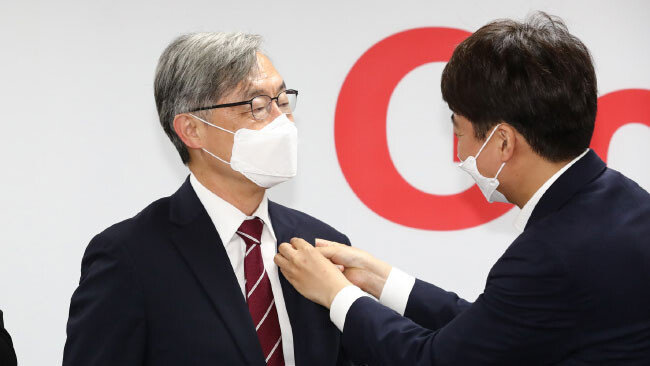 최재형 전 국민의힘 의원(왼쪽)이 2021년 7월 15일 서울 여의도 국민의힘 중앙당사에서 입당 과정을 거치고 있다. 동아DB
