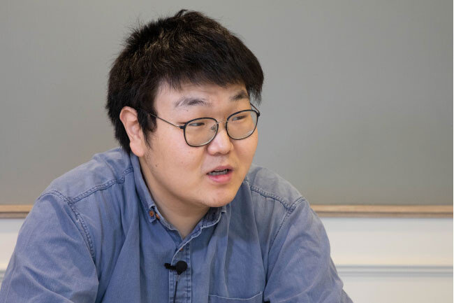 임명묵 작가는 3월 10일 ‘신동아’와 인터뷰하면서 “광장에 나선 청년은 노인을 보며 강렬한 정서적 경험을 한 것으로 보인다”고 말했다. 동아DB
