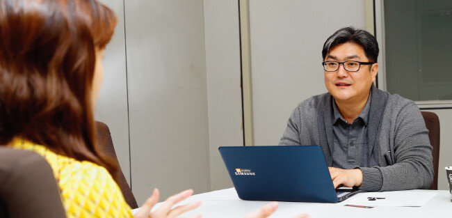 10월 31일 서울 충정로 ‘주간동아’ 인터뷰룸에서 전임의 A씨(왼쪽)가 기자에게 심경을 토로하고 있다.[김형우 기자]