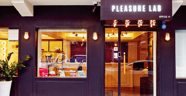 내 ·외 부가 모두 카페를 연상케 하는 국내 1호 여성 전용 성인용품점 ‘플레저 랩’은 여성들이 쉽게 방문할 수 있도록 문턱을 낮춰 호평을 받고 있다. [사진 제공 · 플레저 랩]