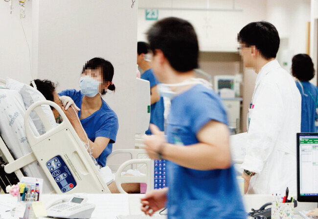 인턴과정을 마친 후 3~4년간 전문과목을 수련하는 전공의(레지던트)들. 야간 당직이 잦고 업무 강도도 높다.[동아 DB]