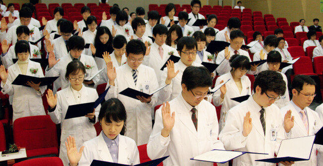 히포크라테스 선서를 하는 신입 의사들. 선서 내용에는 함께 일하는 사람들을 형제처럼 생각하겠다는 내용도 있다. 사진은 기사 내용과 관계 없음.[뉴시스]