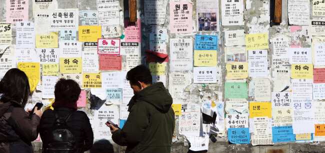 대학가 인근 월세가 가파르게 올라 사회적 문제로 대두되고 있다.