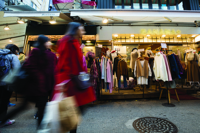 중국인 단체관광객이 빠짐없이 들렀던 서울 서대문구 이화여대 앞은 아직까지 한산했지만 향후 찾아올 중국인 관광객을 일찌감치 반기는 분위기다.[조영철 기자]