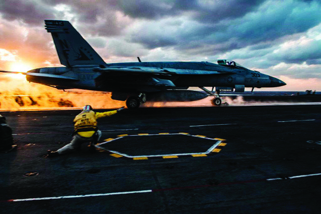 미 해군 전투기가 로널드 레이건함에서 이륙하고 있다.[사진 제공·미 해군]