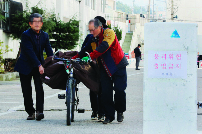 16일 진앙지와 가까워 붕괴 위험이 있는 흥해읍 한 아파트 주민들이 생필품만 가지고 나오고 있다. 