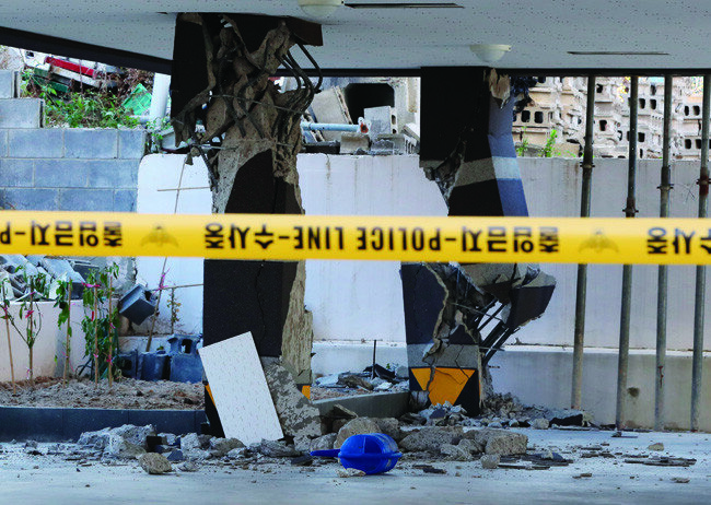 16일 장성동 한 필로티 구조의 빌라 모습. 1층 필로티 공간의 지지대가 무너져 위태로운 상태다. 출입을 막는 폴리스라인이 거꾸로 설치됐다. 