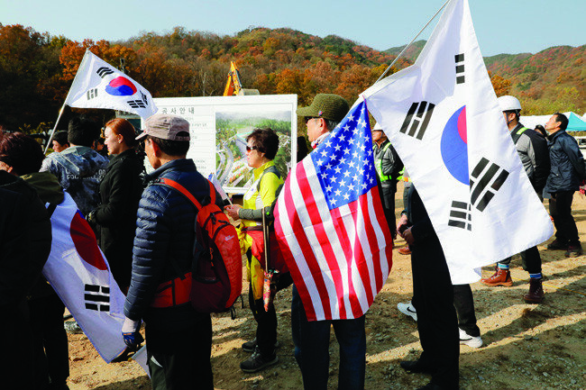 전국 각지에서 몰려든 추도객들은 태극기를 흔들며 박정희 대통령 탄생 100돌 기념사업 추진을 강력하게 주장했다.