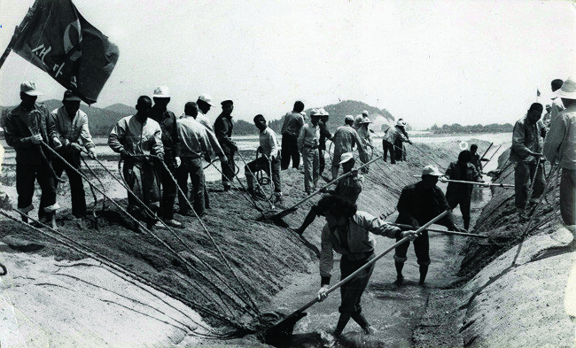 새마을운동이 한창이던 1970년대 한 농촌마을 사람들이 관개배수로 작업을 하고 있다.[동아DB]