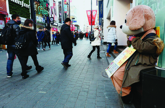 일부 아르바이트생은 손님과 업주에게 인격적 대우를 받지 못하고 있다. 사진은 기사 내용과 관계 없음.[동아일보]