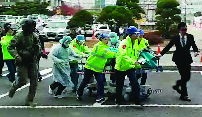 11월 13일 판문점 공동경비구역(JSA)에서 남측으로 귀순하다 총상을 입은 북한군 병사가 경기 수원시 아주대병원으로 긴급 후송되고 있다.[뉴스1]