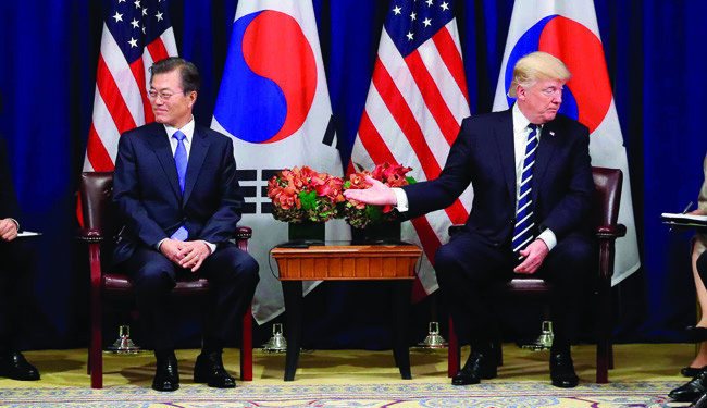 11월 7일 만난 한미 정상. 그러나 ‘한미 공동언론발표문’은 두 정상이 만나지 못하고 각자 출국한 뒤 공개됐다.[뉴시스]