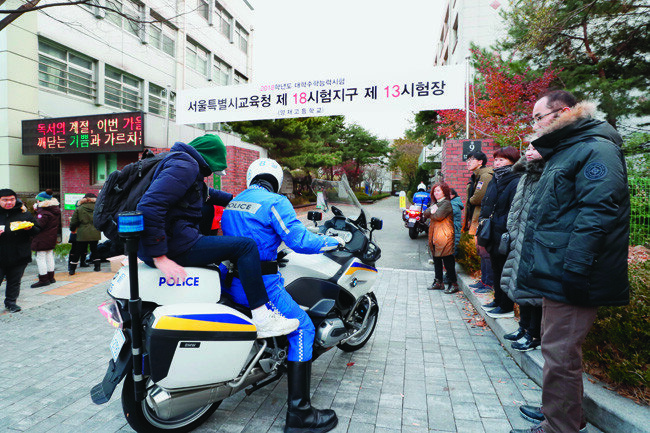 입실 마감 시간에 임박해 경찰 오토바이를 타고 고사장인 양재고 정문에 도착한 수험생의 모습.