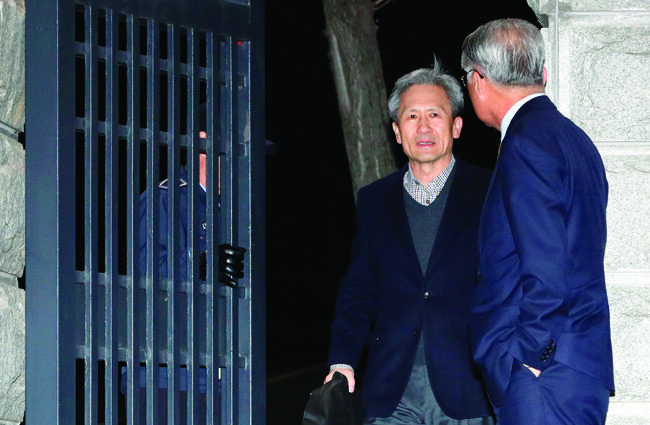 김관진 전 국방부 장관(왼쪽)이 11월 22일 밤 경기 의왕시 서울구치소를 나서고 있다.
[뉴시스]