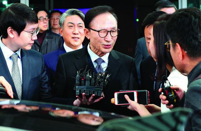 이명박 전 대통령이 바레인 강연을 마치고 11월 15일 오전 인천국제공항을 통해 귀국해 기자들의 질문에 답하고 있다.[뉴시스]