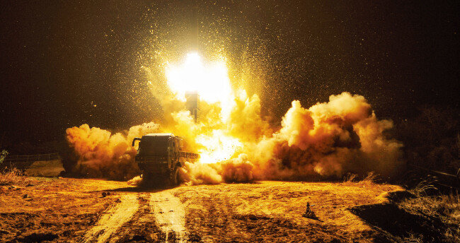 동해를 향해 대응사격을 하는 한국군 미사일부대. 한국은 북한 미사일 도발에 대응하는 전담 사령부를 지정해야 한다. [뉴스1]