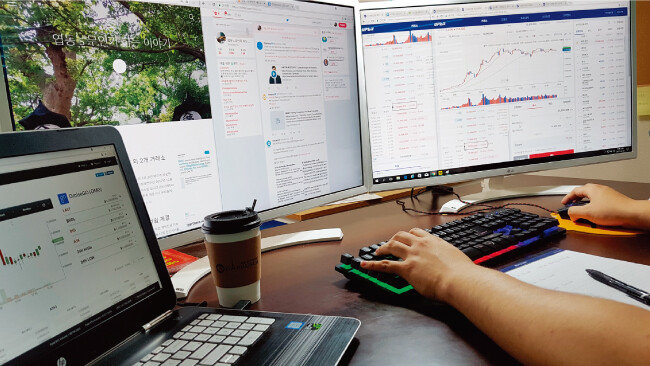 가상화폐 전업투자자 유모 씨가 일하는 공간.