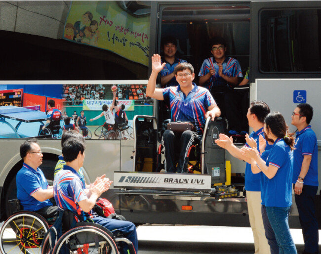 지난여름 대구시청 광장에서 장애체육인의 꿈과 도전을 싣고 달리는 장애인체육특장버스 시승식이 열렸다.[뉴시스]