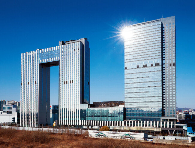 서울 용산구 서울드래곤시티는 용이 승천하는 모습을 형상화한 3개 건물이 이어져 있어 멀리서 봐도 확연히 눈에 띈다. [홍중식 기자]