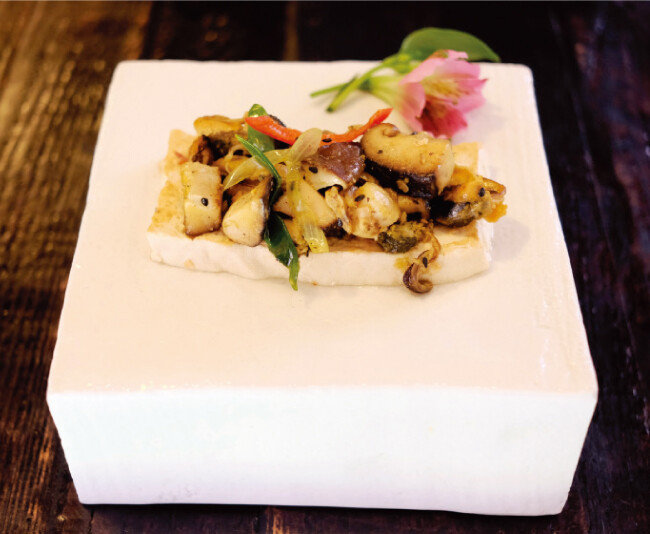 버섯나물을 구운 두부에 얹으니 근사한 요리가 된다.