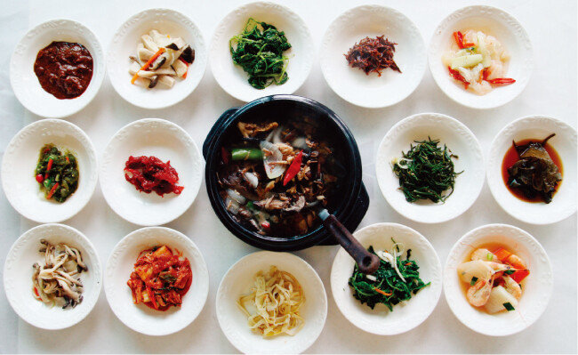 버섯으로 탕을 끓이고 갖은 산나물로 차린 상.