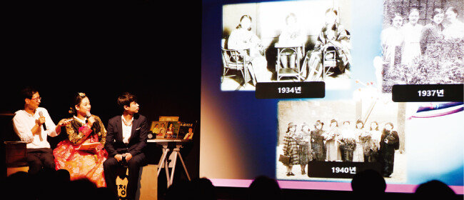 김문성 국악평론가와 한윤정 신민요연구회 회장, 한대식 중요무형문화재 제41호 ‘가사’ 이수자(왼쪽부터)가 대중가수와 신민요 소리꾼들을 소개하고 있다.[사진제공·경서도소리포럼]